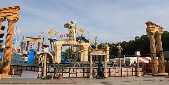 Wildwasserbahn Poseidon - Im Reich der Götter Neu auf dem Oktoberfest 2019 (©Foto: Martin Schmtz)